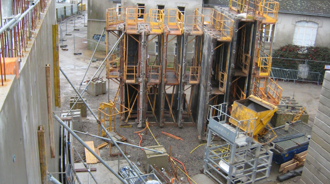 Chantier du pôle Max Jacob : vue du 2ème étage du Novomax sur l’arrière du théâtre Max Jacob. Le 14 février 2014 