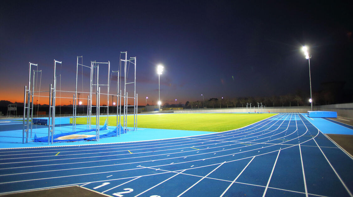 Tests d'éclairage sur la piste d'athlétisme de le Cité sportive de Penvillers