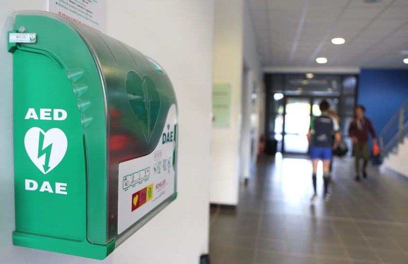 Un défibrillateur, un réflexe, une vie
