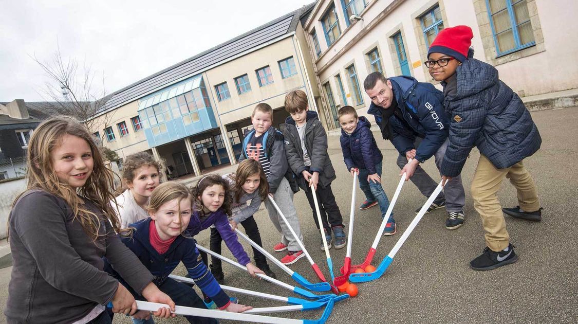 Activité hockey dans le cadre des TAP à l'école Frédéric Le Guyader.