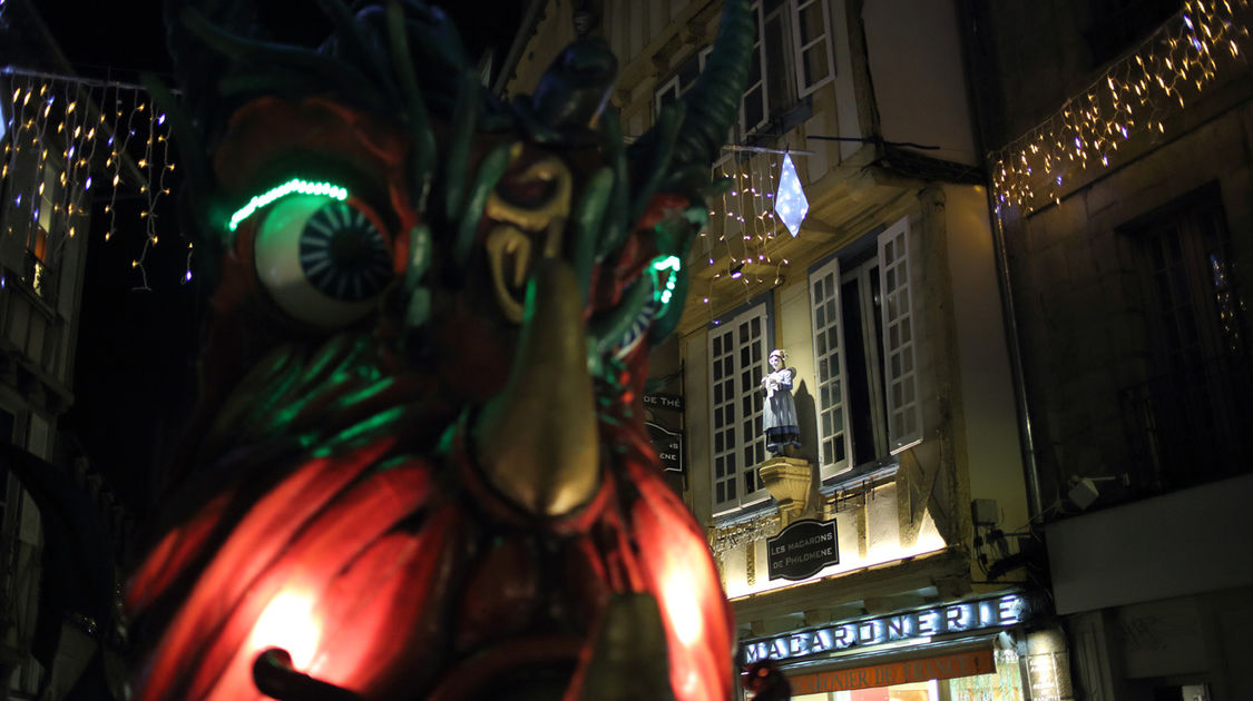 Le Dragooo, marionnette géante de 9 m de long, a paradé dans le centre historique à la tombée de la nuit. Les Échappées de Noël, le 22 décembre 2016.