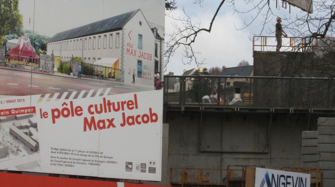 Chantier du pôle Max Jacob : Une nouvelle communication recouvre les grilles du chantier, derrière le travail continue. Le 25 février 2014 