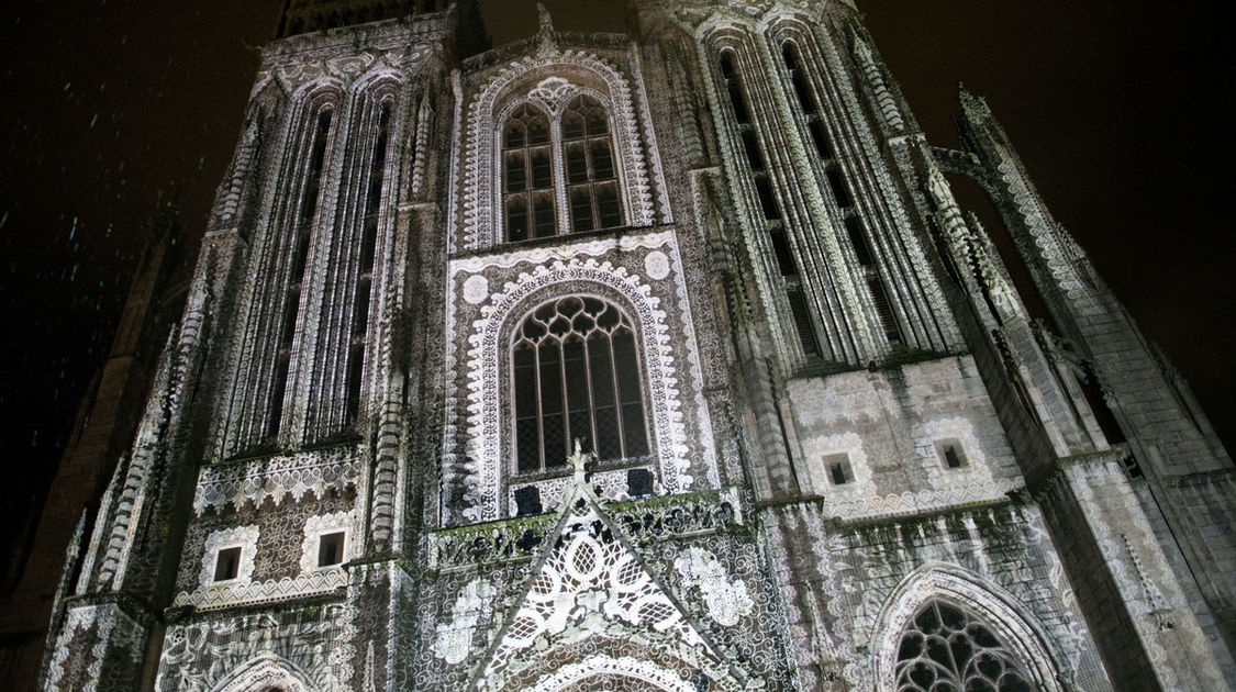 Iliz-Veur - Illumination de la cathédrale - Un son et lumière unique (7)