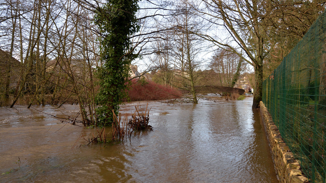 Inondation - Le Steir déborde - Promenade du Manoir des salles, les rives du Steïr en direction du Moulin Vert - 7 février 2014