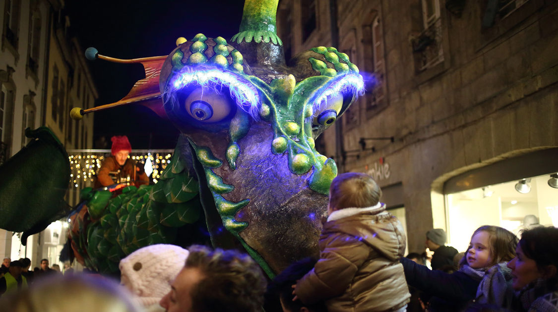 L’Oisooo, marionnette géante de 9 m de long de la compagnie Youplaboum, a enchanté les enfants. Les Échappées de Noël, le 23 décembre 2016.