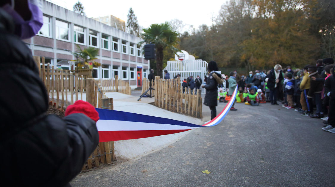 Inauguration des travaux de végétalisation effectués sur l’école de kerjestin à Penhars/Kermoysan en présence de Mme la maire.