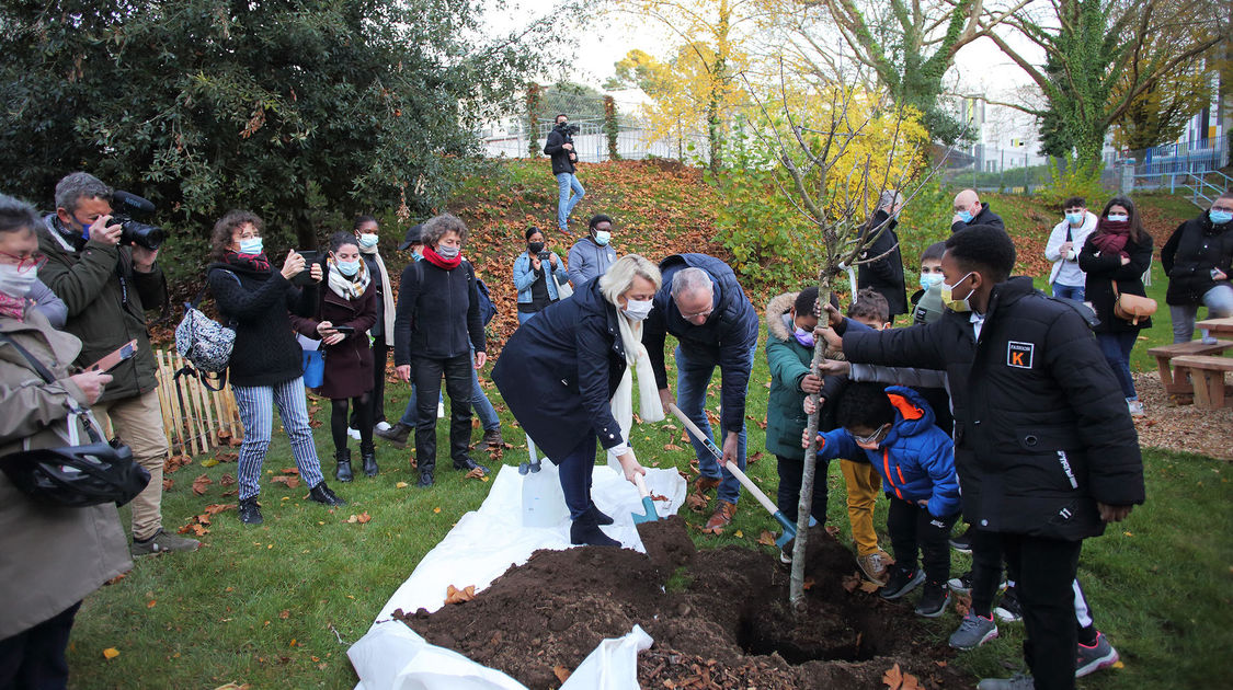 Inauguration des travaux de végétalisation effectués sur l’école de kerjestin à Penhars/Kermoysan en présence de Mme la maire.