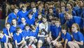 Grégoire Barrère, vainqueur de l'Open de Quimper 2019, entouré des ramasseurs de balles.