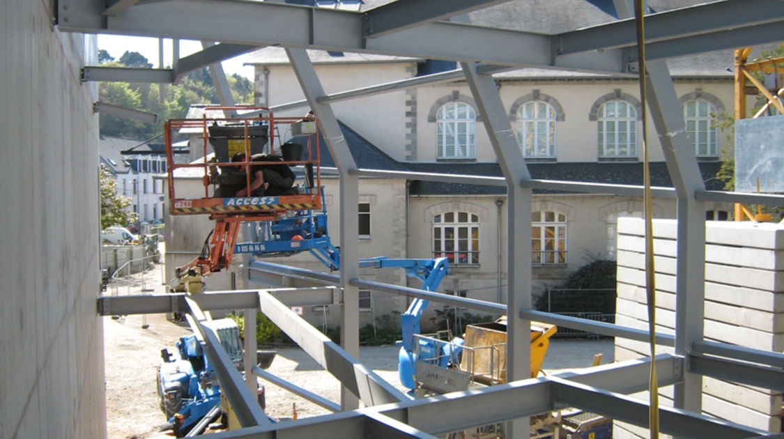 Chantier du pôle Max Jacob : Pose des structures métalliques qui soutiendront les passerelles, les escaliers et la grande verrière du Novomax, vue du 1er niveau. Le 16 avril 2014 