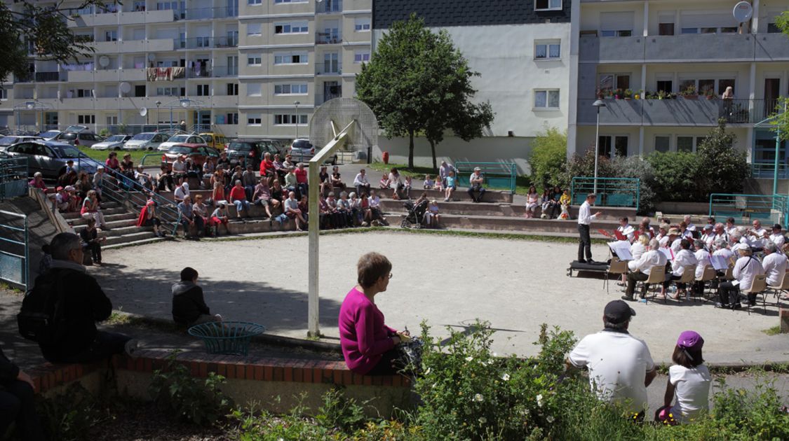 Quartier en fête - La rue est vers l art 2015 à Kermoysan (11)