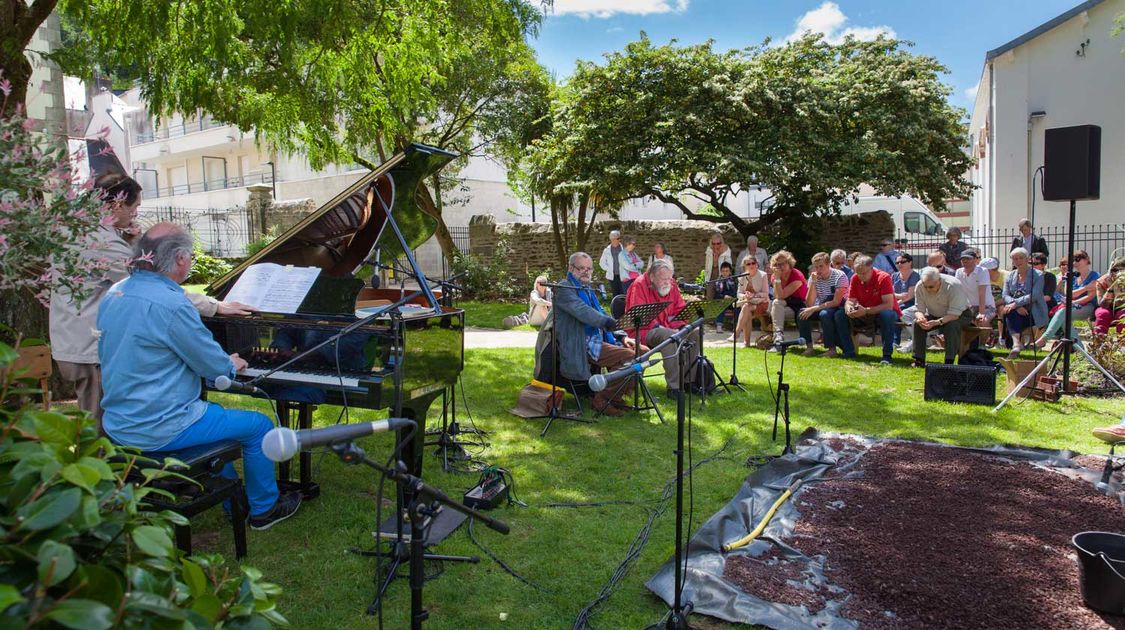 Le comédien Michaël Lonsdale et le pianiste Patrick Scheyder ont donné une représentation du spectacle des Jardins et des hommes dans le jardin du théâtre Max Jacob le 25 juin (3)