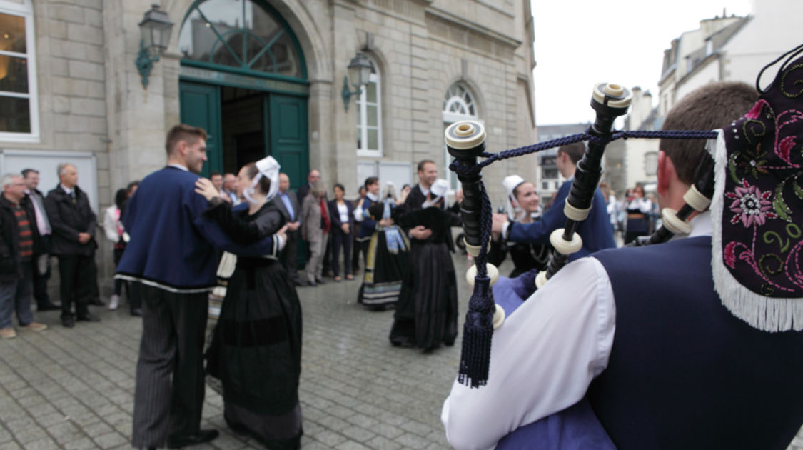 Réception en mairie du bagad Kemper et des Eostiged ar stangala (4)