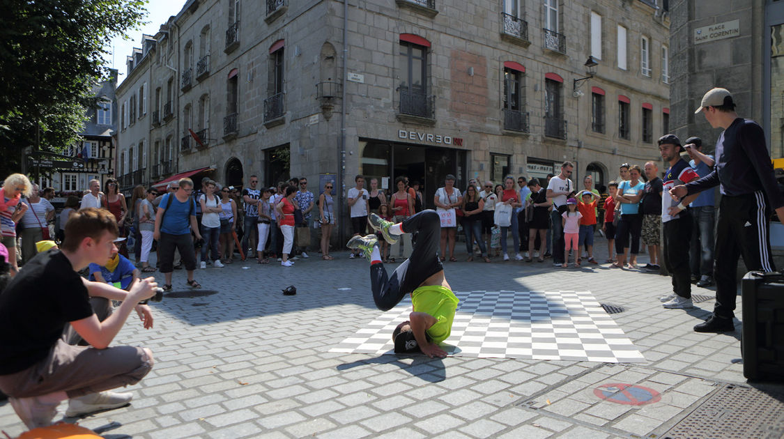 Une démonstration de danse hip-hop qui attire la foule (13)