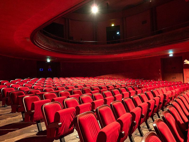 Vente aux enchères des fauteuils rouges du théâtre Max-Jacob