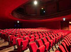 Vente aux enchères des fauteuils rouges du théâtre Max-Jacob