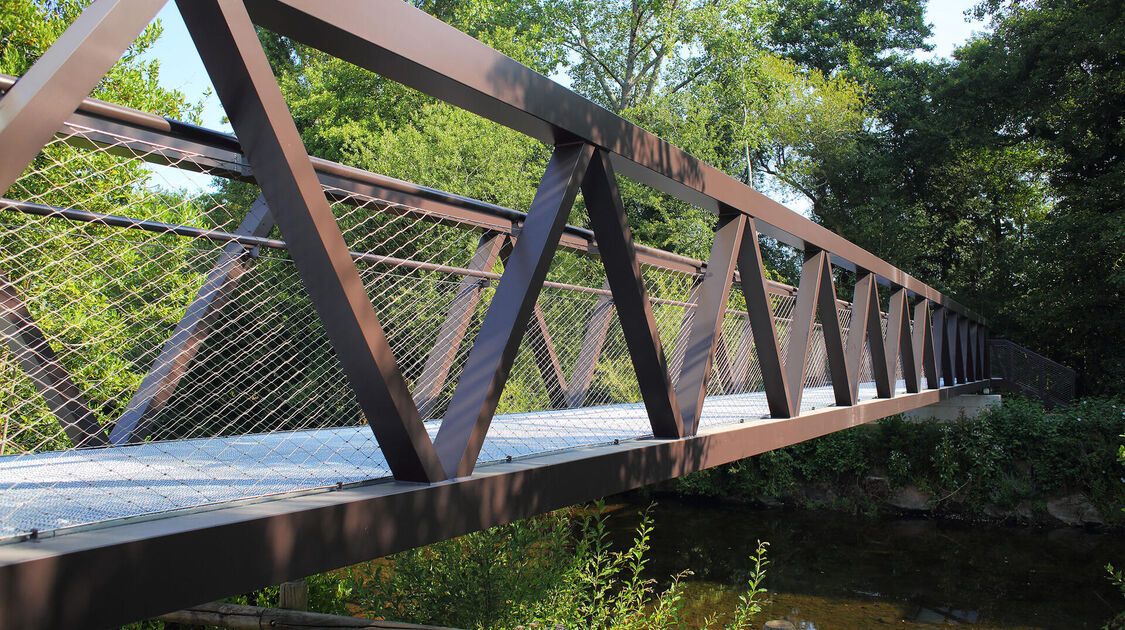 Pose de la nouvelle passerelle du Steir. 
