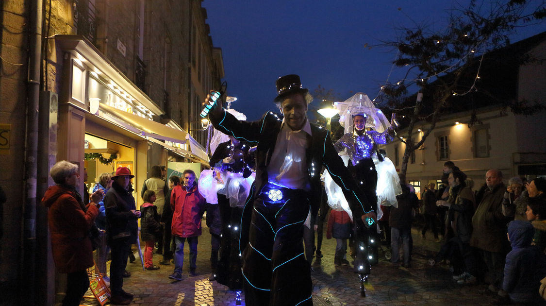 Les Illuminés et le bagad Ar re Goz ont enchanté le centre-ville - Dans le cadre des Echappées de Noël 2016 (4)