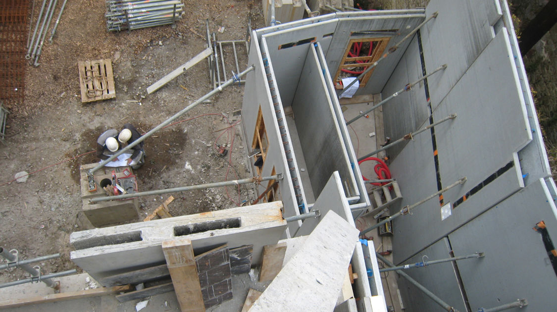 Chantier du pôle Max Jacob : Assemblage des murs préfabriqués de l’édicule technique du Novomax . Le 20 mars 2014 