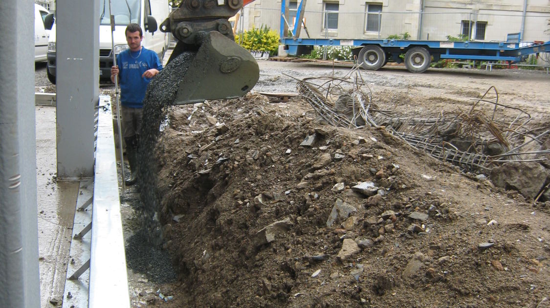 Chantier du pôle Max Jacob : Finitions d’étanchéité du bâtiment du Novomax. Le 22 mai 2014.