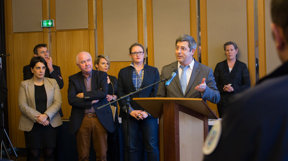 Lors de la cérémonie de remise de la médaille de la Ville de Quimper aux policiers qui ont sauvé une Quimpéroise tombée dans l'Odet. Prise de paroles de Jean-Daniel Montet-Jourdran directeur de cabinet du préfet du Finistère. Jeudi 17 mars 2016.