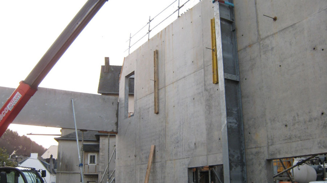 Chantier du pôle Max Jacob : Le montage commence, d’abord les piliers de support le long de la façade Nord. Le 28 janvier 2013