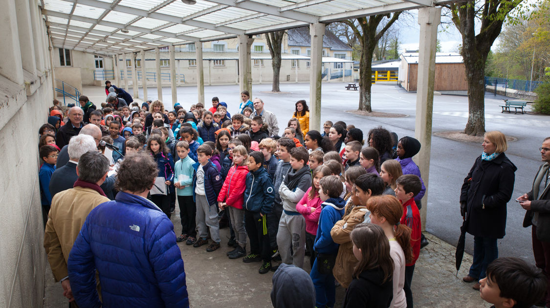 Les élèves de CE2, leurs enseignants, Ludovic Jolivet, maire et Jean-Pierre Doucen, adjoint délégué à l'éducation réunis autour de la devise de la République.