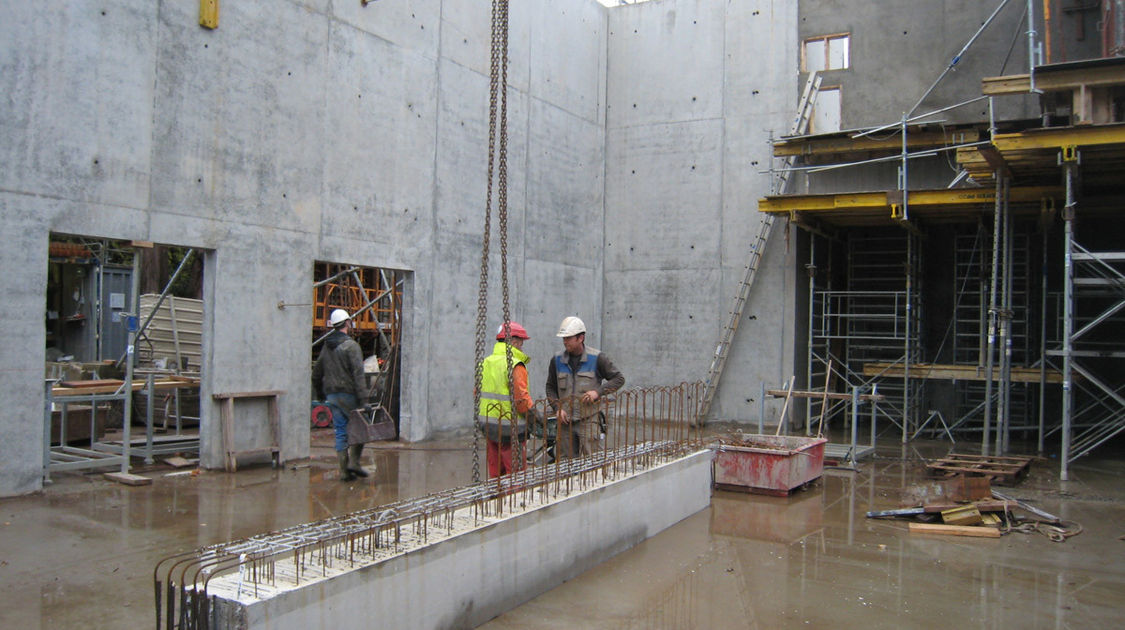 Chantier du pôle Max Jacob : On libère l’espace du futur Club du Novomax, pour laisser bientôt la place aux charpentiers métalliques. Le 23 janvier 2014.