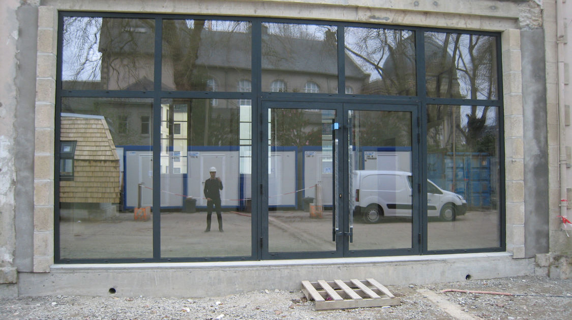 Chantier du pôle Max Jacob : On voit désormais le reflet du théâtre dans la grande baie vitrée de l’accueil du pôle Max Jacob. Le 21 mars 2014 