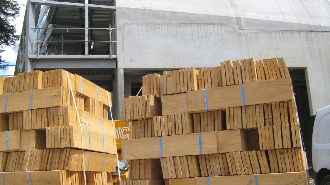 Chantier du pôle Max Jacob : Livraison du bardage bois du bâtiment Novomax. Le 23 mai 2014