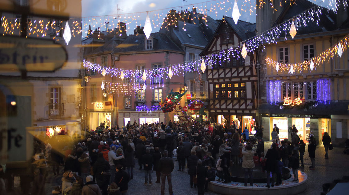 Le Dragooo, marionnette géante de 9 m de long, a paradé dans le centre historique à la tombée de la nuit. Les Échappées de Noël, le 22 décembre 2016.