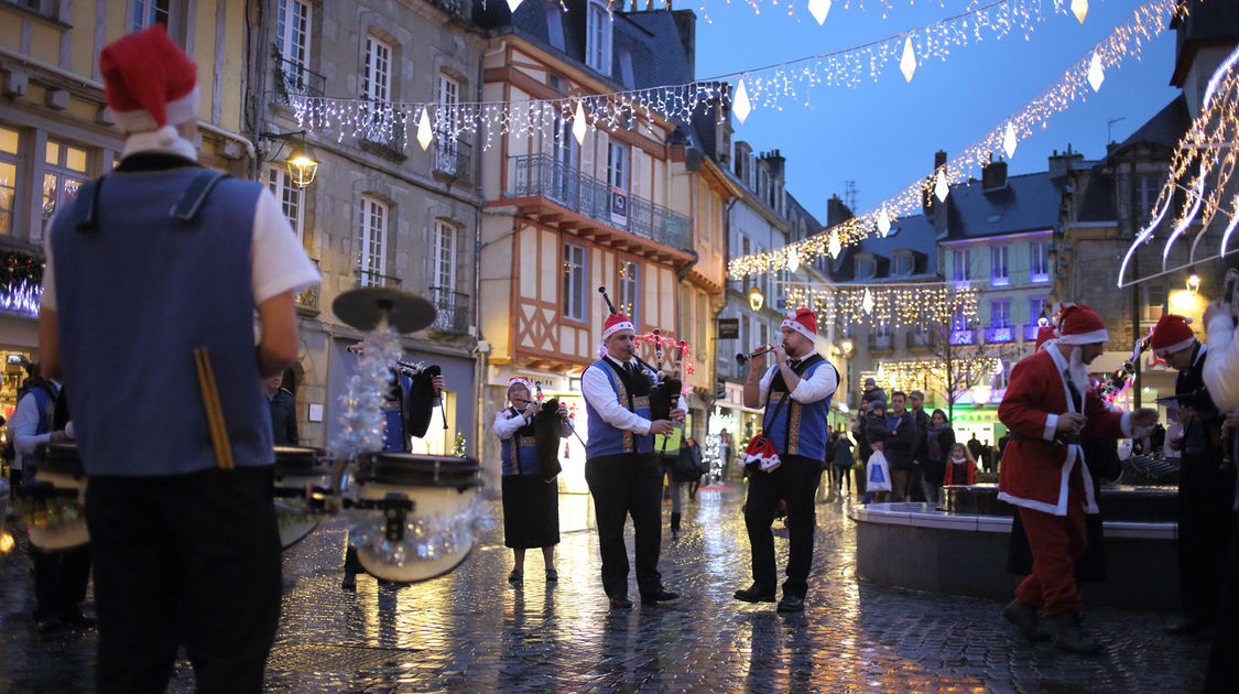 Déambulation du bagad d’Ergué-Armel lors des Échappées de Noël, le 23 décembre 2016.