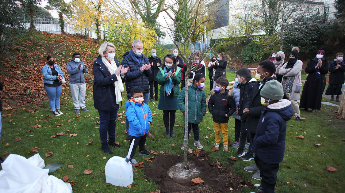 Inauguration des travaux de végétalisation effectués sur l’école de kerjestin à Penhars/Kermoysan en présence de Mme la maire.