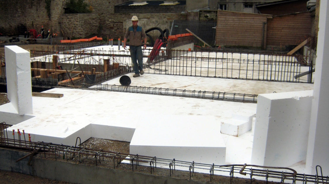 Chantier du pôle Max Jacob : après le remblai, et avant de couler la dalle béton, une couche d’isolant est apposée sur toute la surface du futur bâtiment. Le 29 novembre 2013