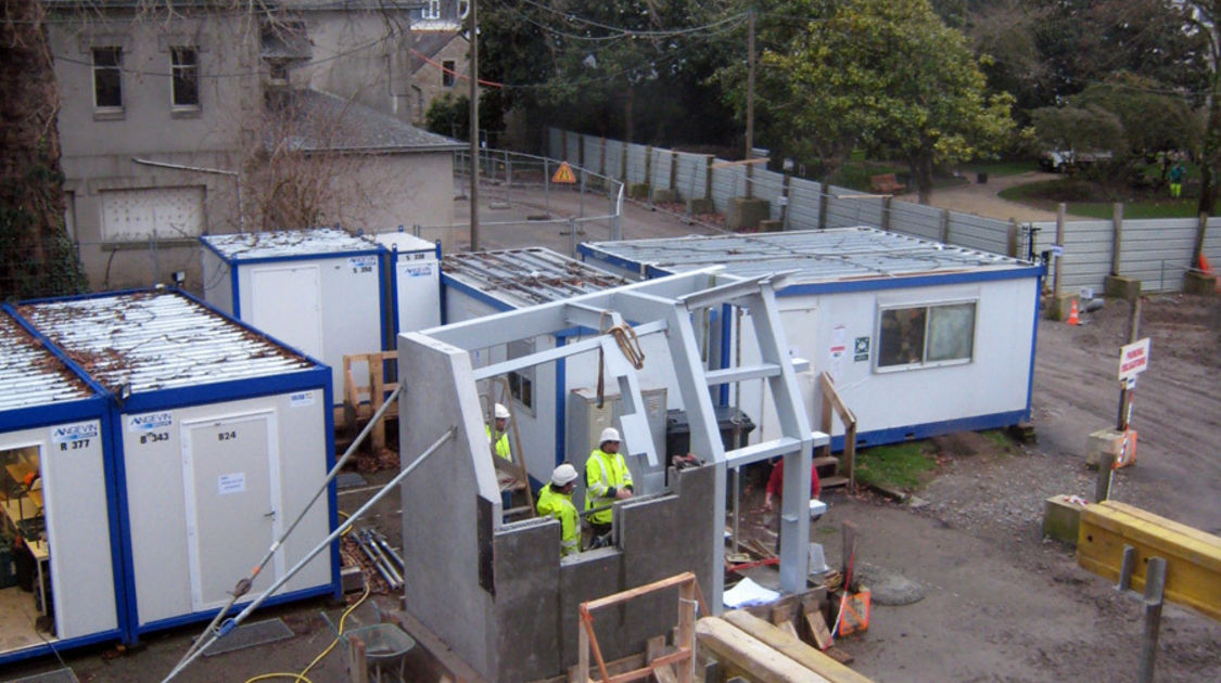 Chantier du pôle Max Jacob : Construction d’un détail du Novomax à l’échelle 1. Cette maquette à pour but de vérifier et valider les choix techniques les plus complexes de cette construction. Le 13 janvier 2013.