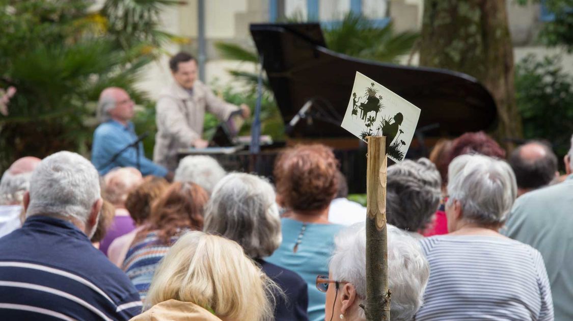 Le comédien Michaël Lonsdale et le pianiste Patrick Scheyder ont donné une représentation du spectacle des Jardins et des hommes dans le jardin du théâtre Max Jacob le 25 juin (4)