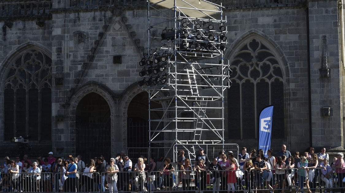 Les Copains dAbord mardi 4 juillet - Le public assiste aux préparatifs avant de pouvoir accéder au site Saint-Corentin (02)