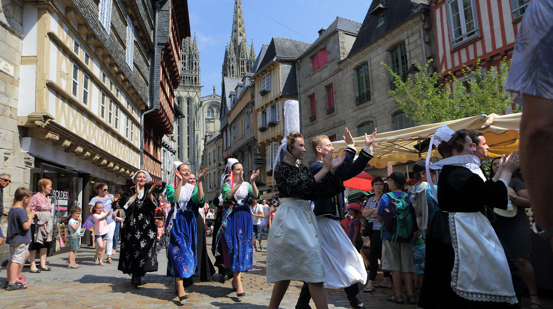 Un défilé de danse bretonne dans la rue Kéréon (14)