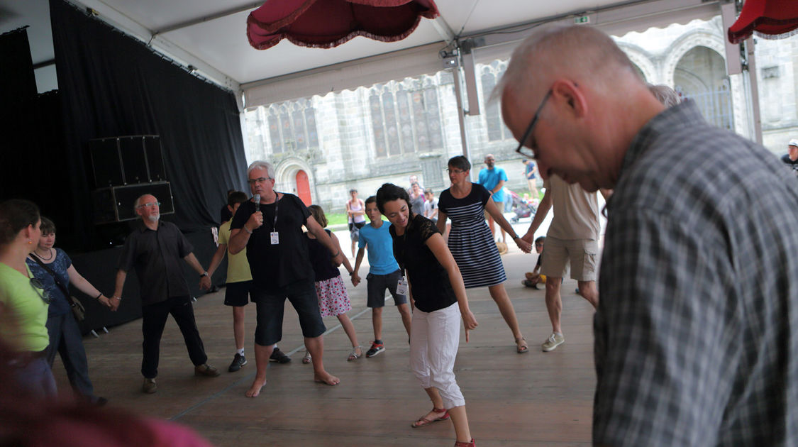 Un cours de danse bretonne pour les débutants sur la place Saint-Corentin (6)