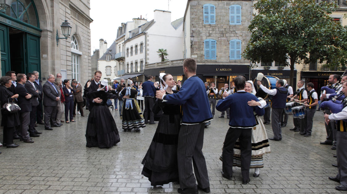 Réception en mairie du bagad Kemper et des Eostiged ar stangala (2)