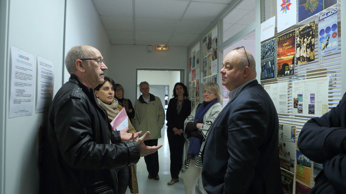 Visite des élus au Corniguel : à Chrysalide, coopérative d’activités et d’emploi, située dans l’ancienne usine ENAG. Une somme de talents y est regroupée : couturière, développeur web, rédactrice, ethnologue, thermicien, communiquants…