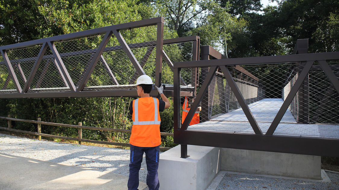 Pose de la nouvelle passerelle du Steir. 
