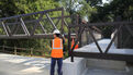 Pose de la nouvelle passerelle du Steir. 