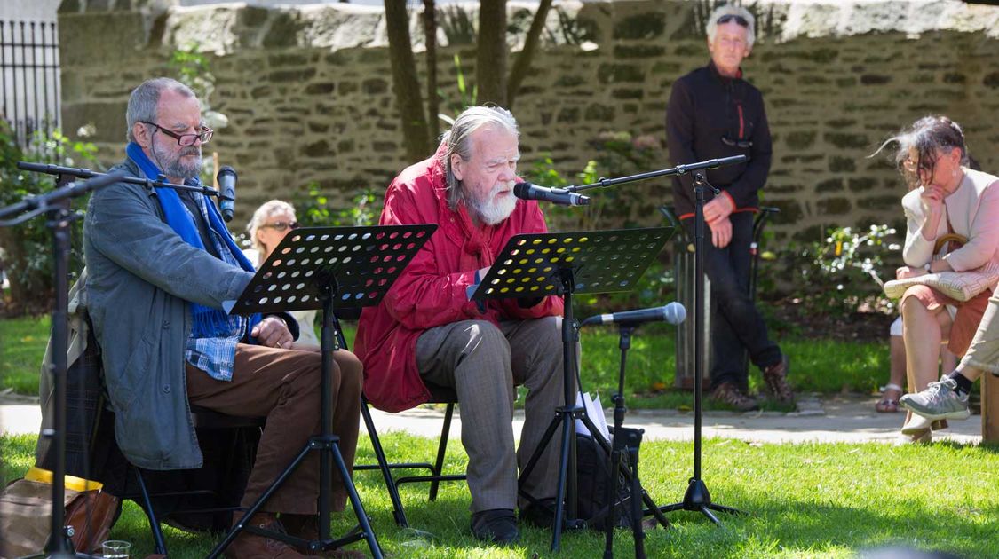 Le comédien Michaël Lonsdale et le pianiste Patrick Scheyder ont donné une représentation du spectacle des Jardins et des hommes dans le jardin du théâtre Max Jacob le 25 juin (5)