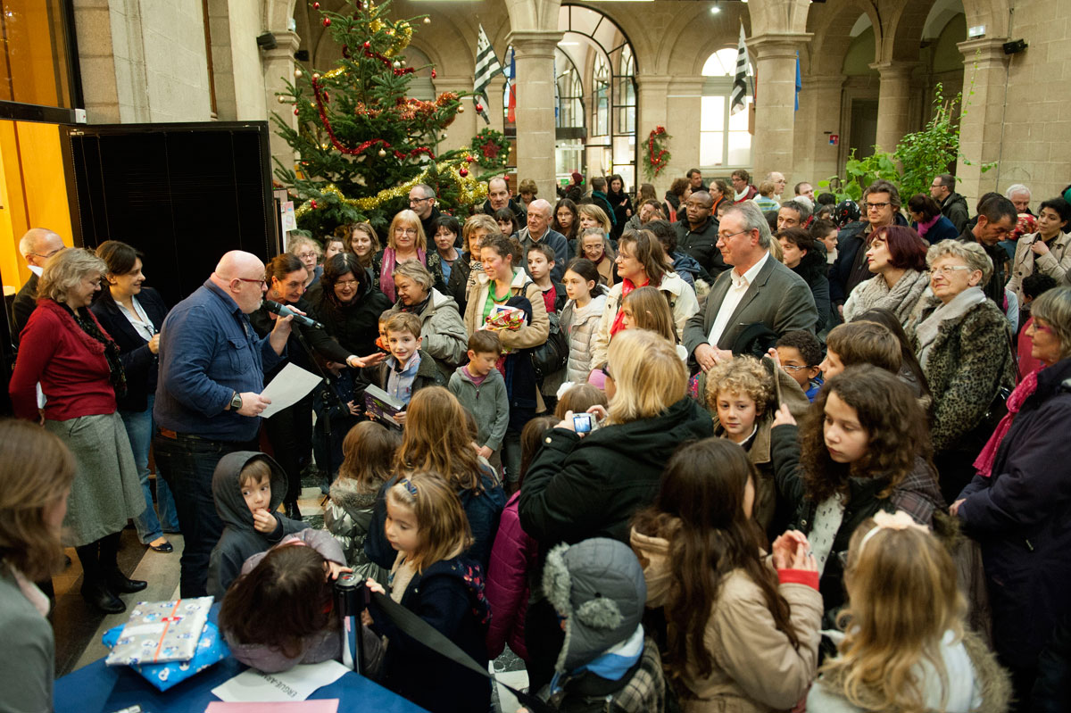 Remise des prix aux gagnants du concours Dessine-moi Noël
