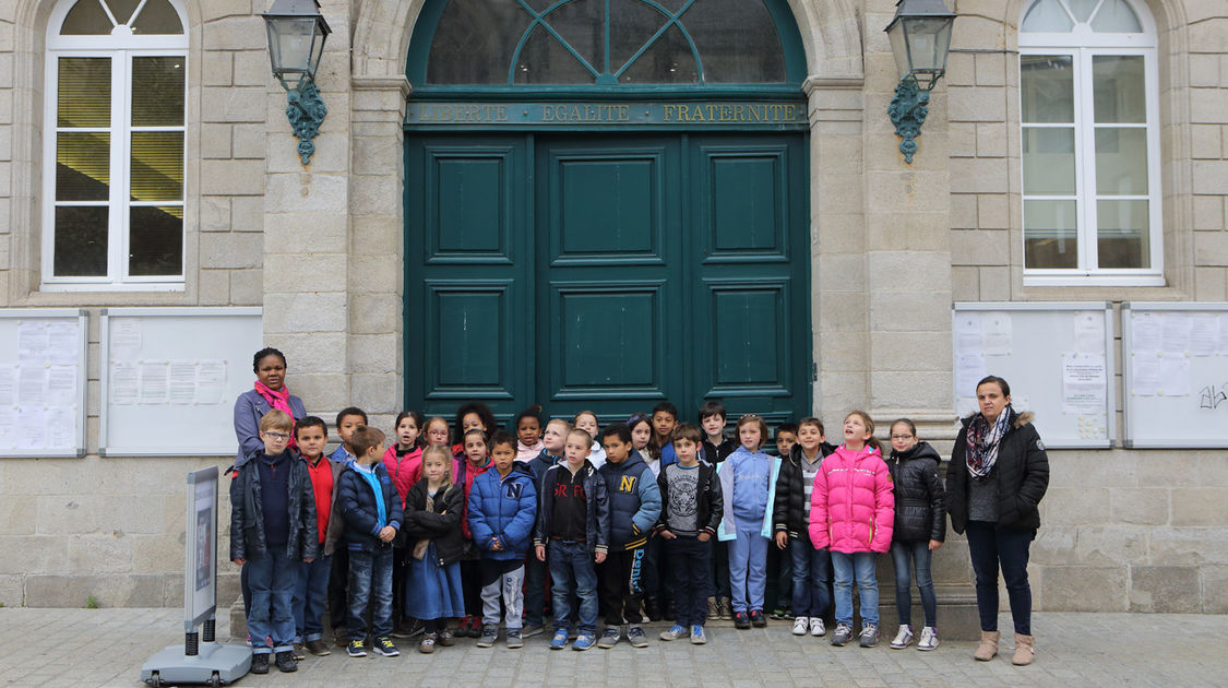 Les élèves de CP-CE1 de l'école Emile Zola et leurs enseignants à l'Hôtel de Ville pour une visite des lieux.