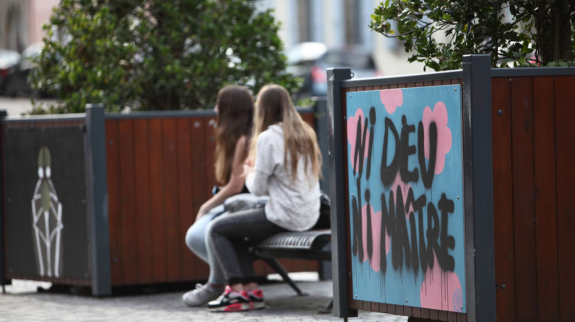 Le projet « Bacs in the city » : onze bacs de verdure peints par les élèves du dispositif Relais du lycée et exposés esplanade François Mitterrand. Une initiative qui valorise le travail et l’implication de ces jeunes.