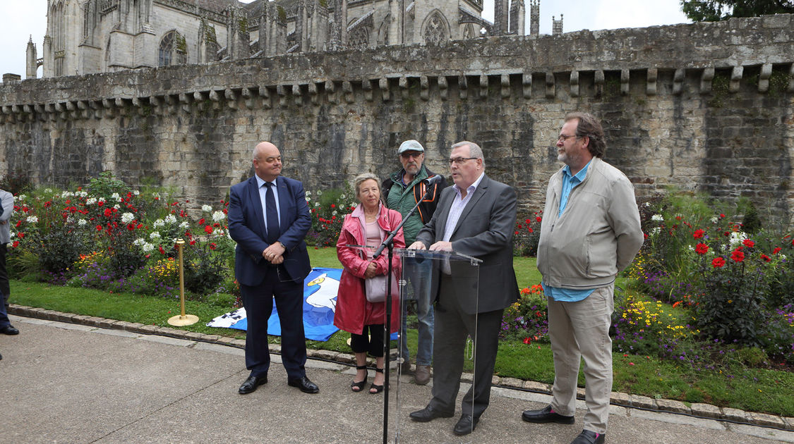 Inauguration de la stèle en mémoire de Per-Jakez Hélias (3)