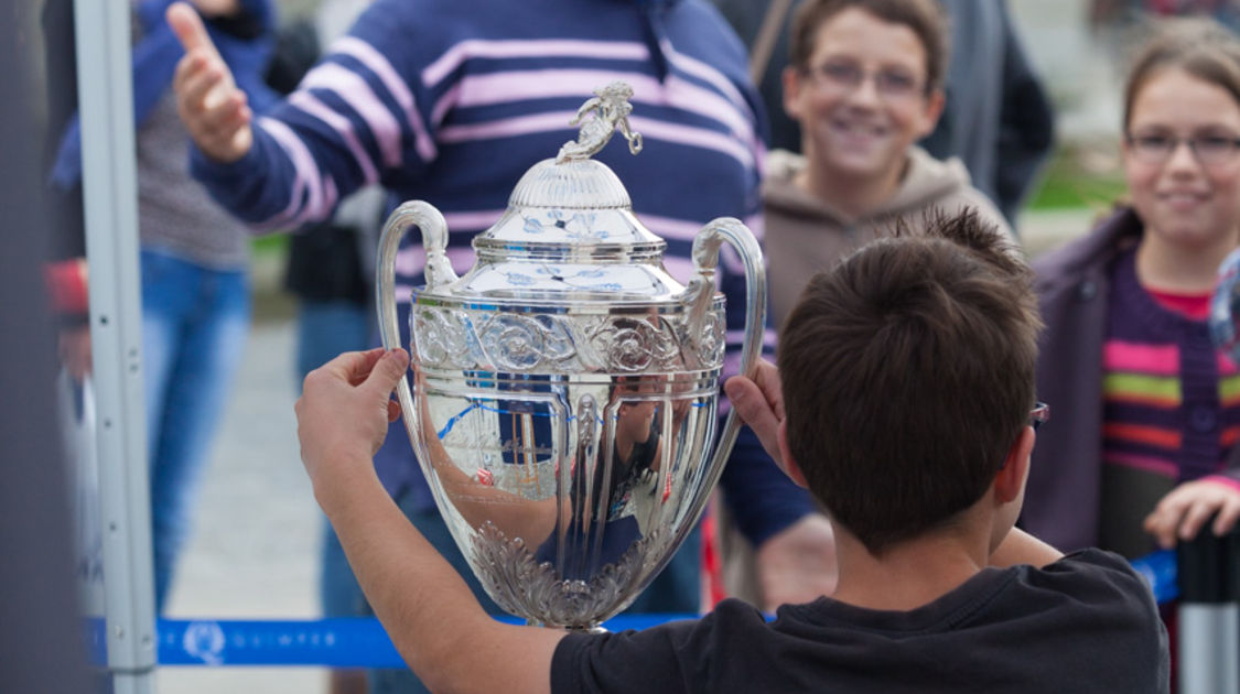 La coupe de France exposée place Saint-Corentin (4)