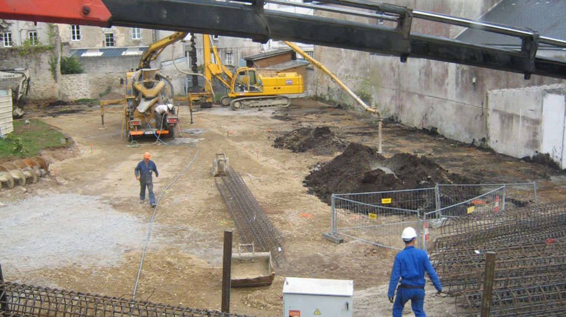 Chantier du pôle Max Jacob : début du creusement des fondations du Novomax, le 30 septembre 2013.