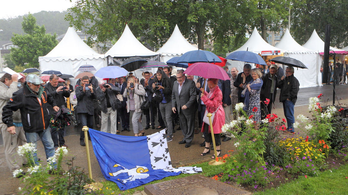 Inauguration de la stèle en mémoire de Per-Jakez Hélias (9)